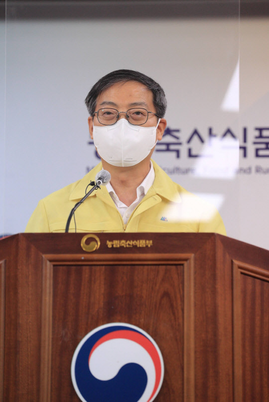 박병홍 농식품부 차관보가 14일 정부세종청사에서 고병원성 조류인플루엔자(AI) 방역개선대책 중 핵심 과제인 질병관리등급제 시범 도입과 AI 위험도 평가 방안 등에 대해 브리핑하고 있다.  농식품부 제공